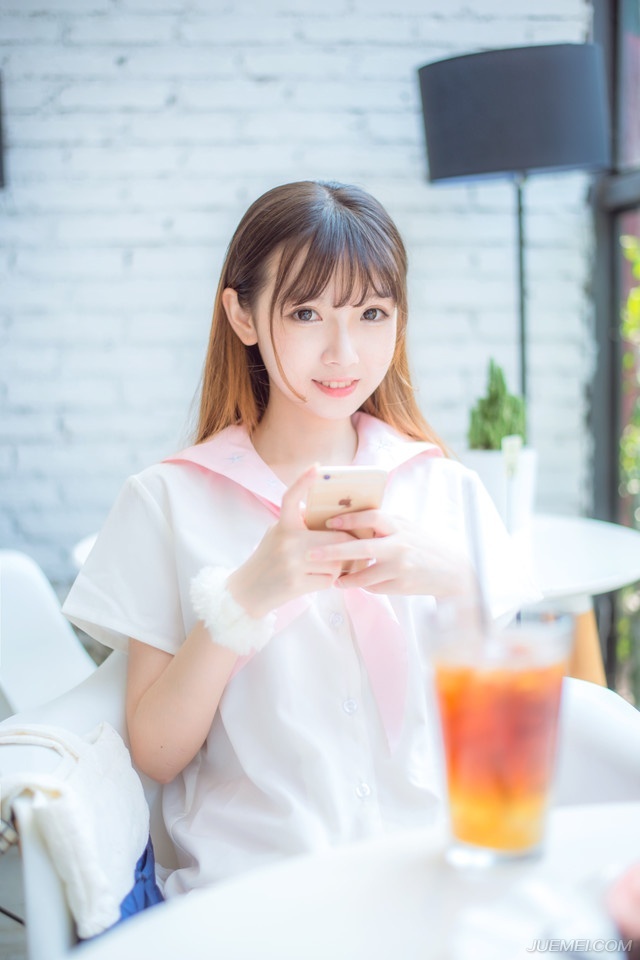 “庞先生误会，此乃刘璝一人之言，与我等无关，我等并无此意。”大帐中，短暂的寂静之后，一名武将突然站出来，微笑着来到庞统身边，瞪眼看向两名刘璝的亲卫，厉声喝道：“大胆，还不松开庞先生。”